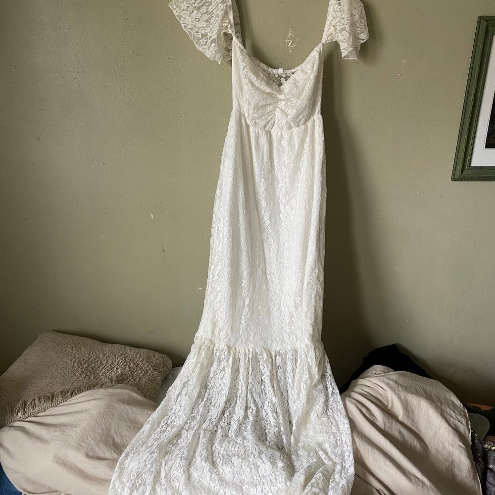 white lace bodycon dress